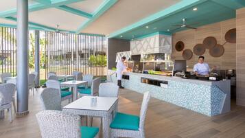 2 restaurants servant le petit déjeuner, spécialités Cuisine fusion