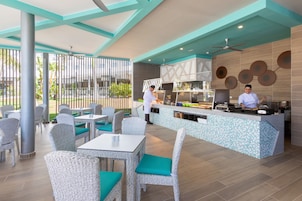 2 restaurants; breakfast, lunch and dinner served