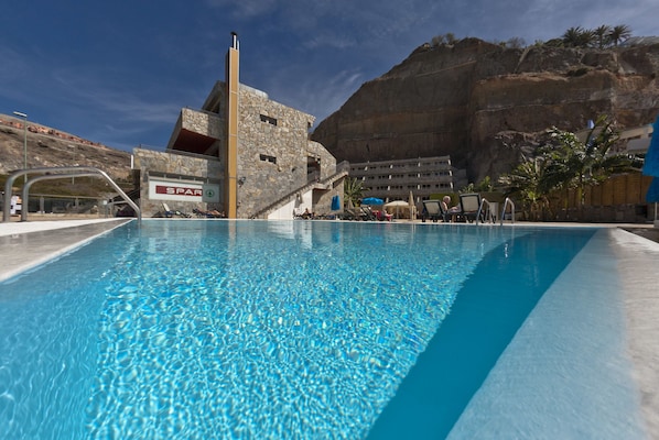 Outdoor pool, pool umbrellas, pool loungers - Terraza Amadores (Mogan)