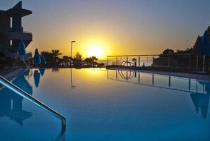 Outdoor pool, pool umbrellas, sun loungers - Terraza Amadores (Mogan)