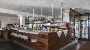 A modern bar area with wooden counters, glassware, and a variety of bottles. - Seevilla Freiberg (Zell am See)