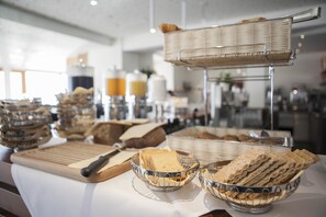 Bao gồm bữa sáng buffet hàng ngày