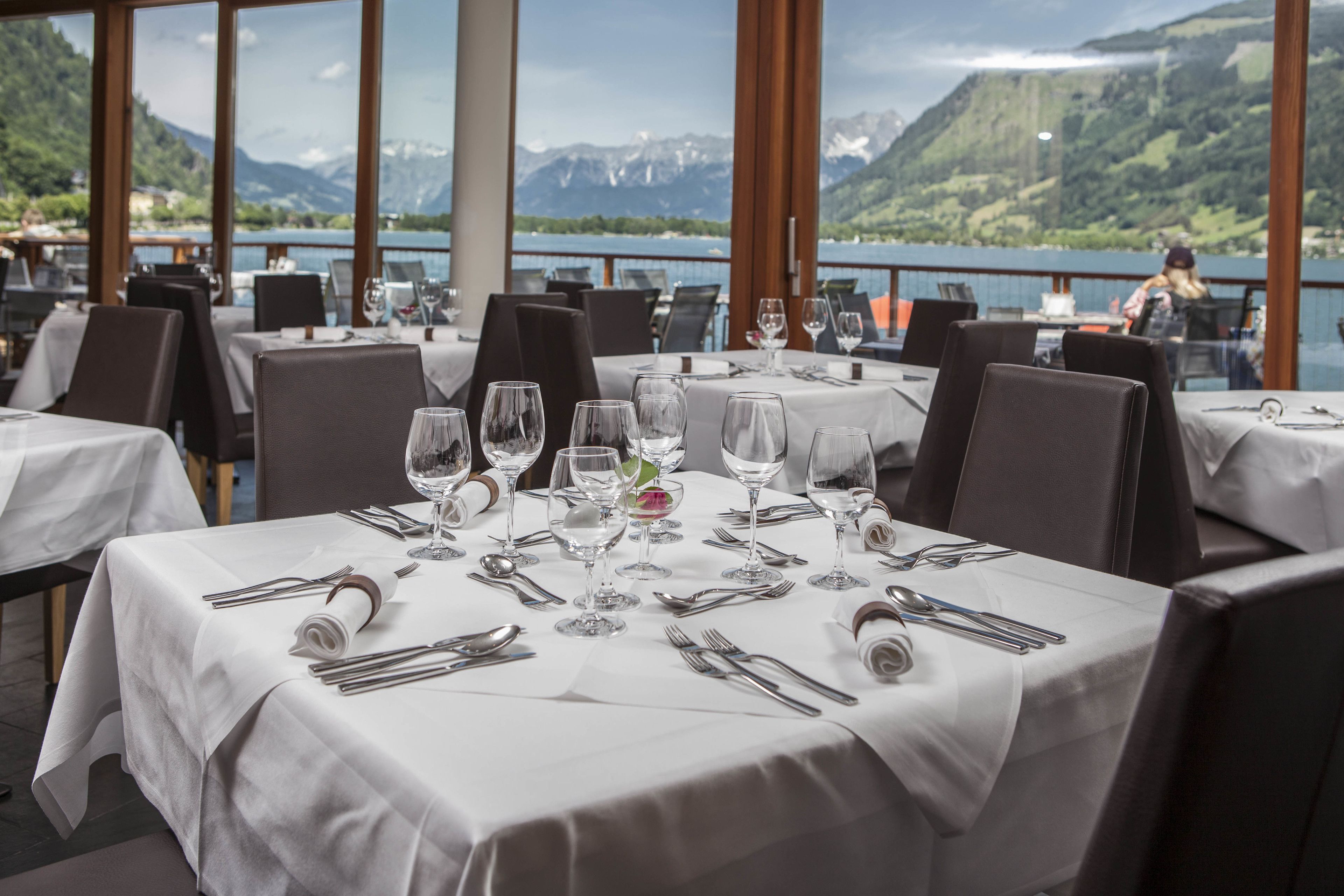 Phục vụ bữa sáng, món ăn mang phong cách quốc tế, nhìn ra bãi biển 