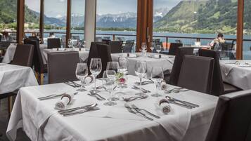 Breakfast, lunch, dinner served; international cuisine, beach views