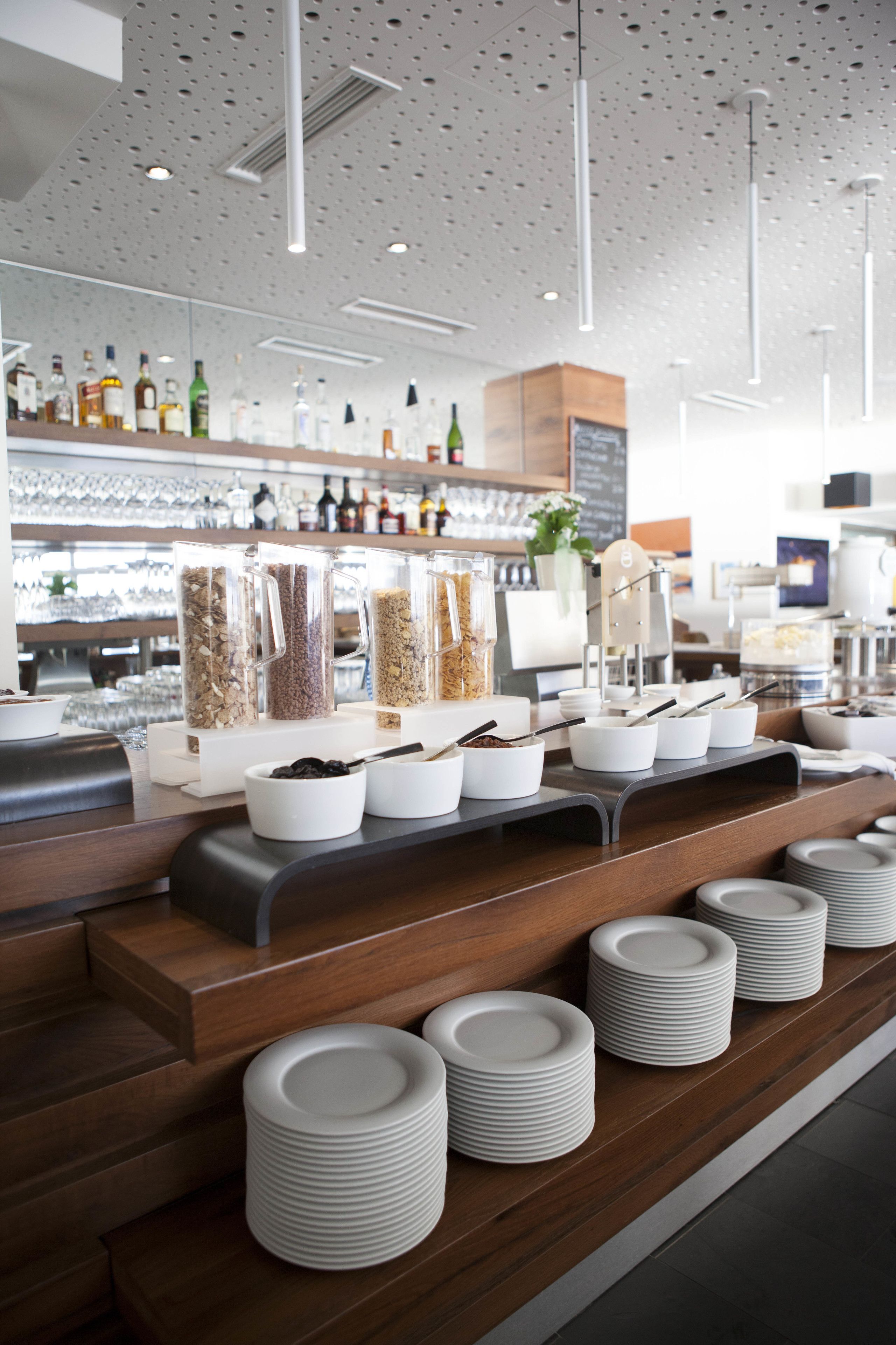Um balcão de café da manhã com diversas opções de alimentos e bebidas.