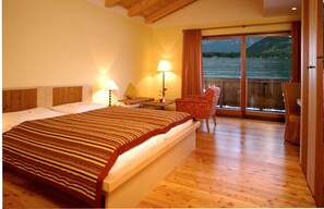 Premium bedding, pillowtop beds, in-room safe, desk - Seevilla Freiberg (Zell am See)