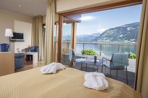 Premium bedding, pillowtop beds, in-room safe, desk