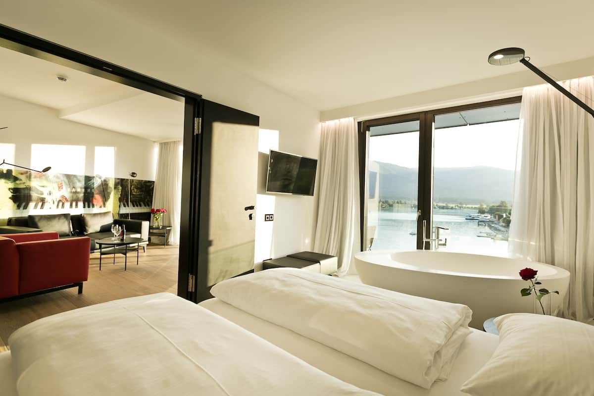 deluxe suite, balcony, lakeside | living area | tv