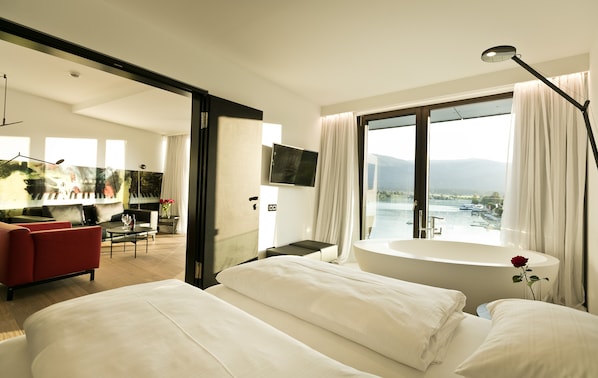 Deluxe-Suite, Balkon, Seeseite | Wohnbereich | Fernseher