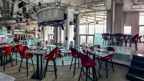 Breakfast, dinner, brunch served; pool views