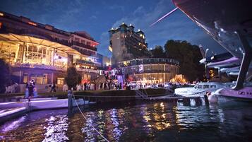 Vista frontal de la propiedad