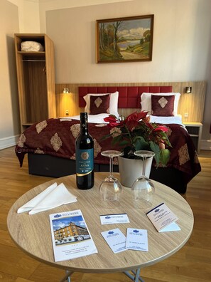 Kamer, 1 twee- of 2 eenpersoonsbedden | Een bureau, een strijkplank/strijkijzer, gratis wifi, beddengoed