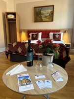 双人房或双床房 | 办公桌、熨斗/熨板、免费 WiFi、床单