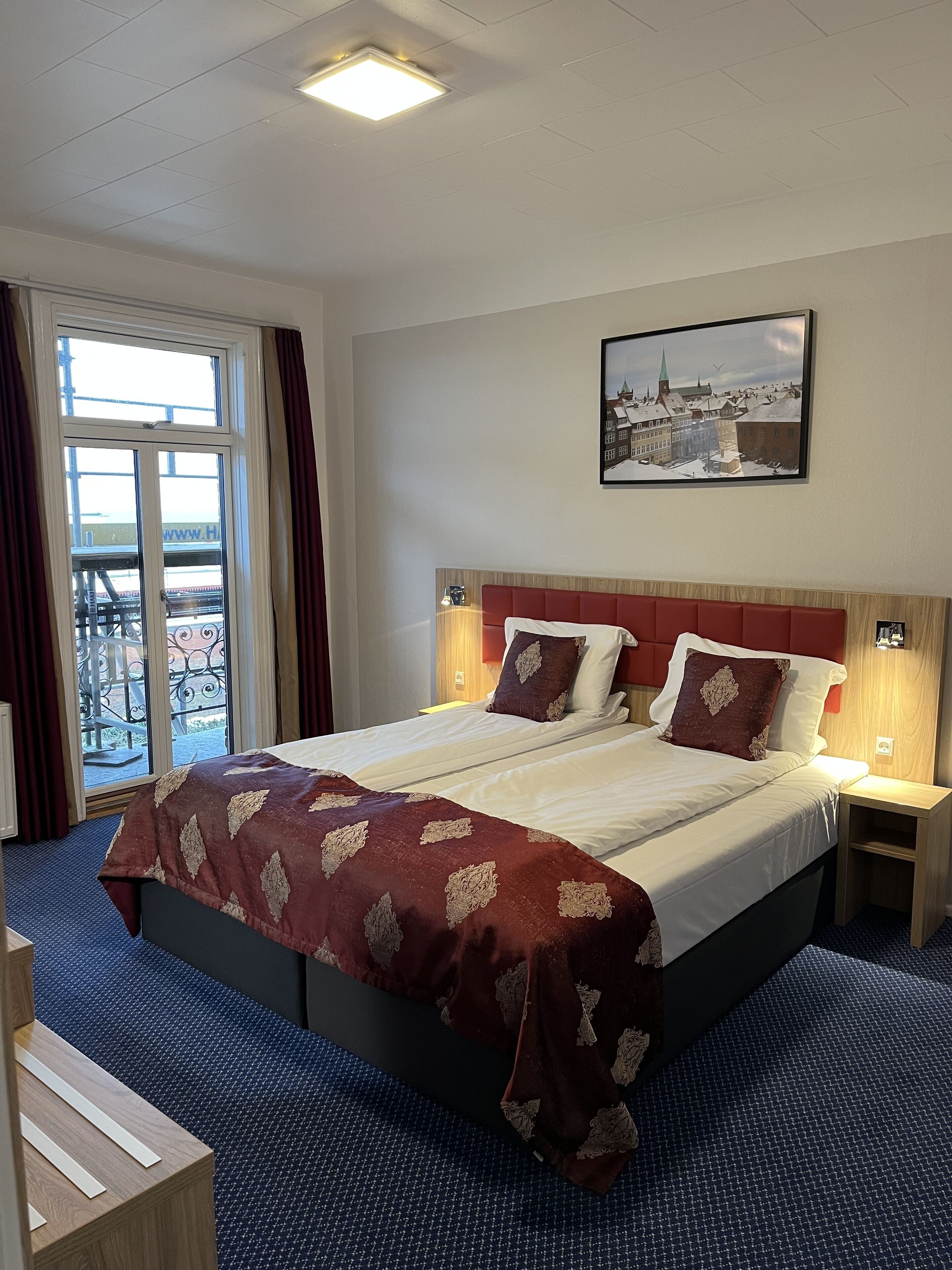 Kamer, 1 twee- of 2 eenpersoonsbedden | Een bureau, een strijkplank/strijkijzer, gratis wifi, beddengoed