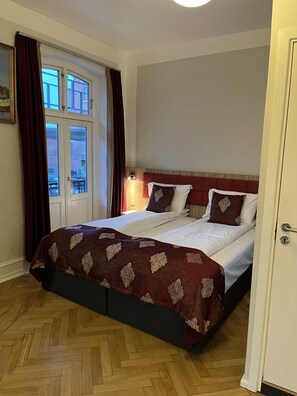 Habitación Familiar para 4 personas | Escritorio, tabla de planchar con plancha, wifi gratis y ropa de cama