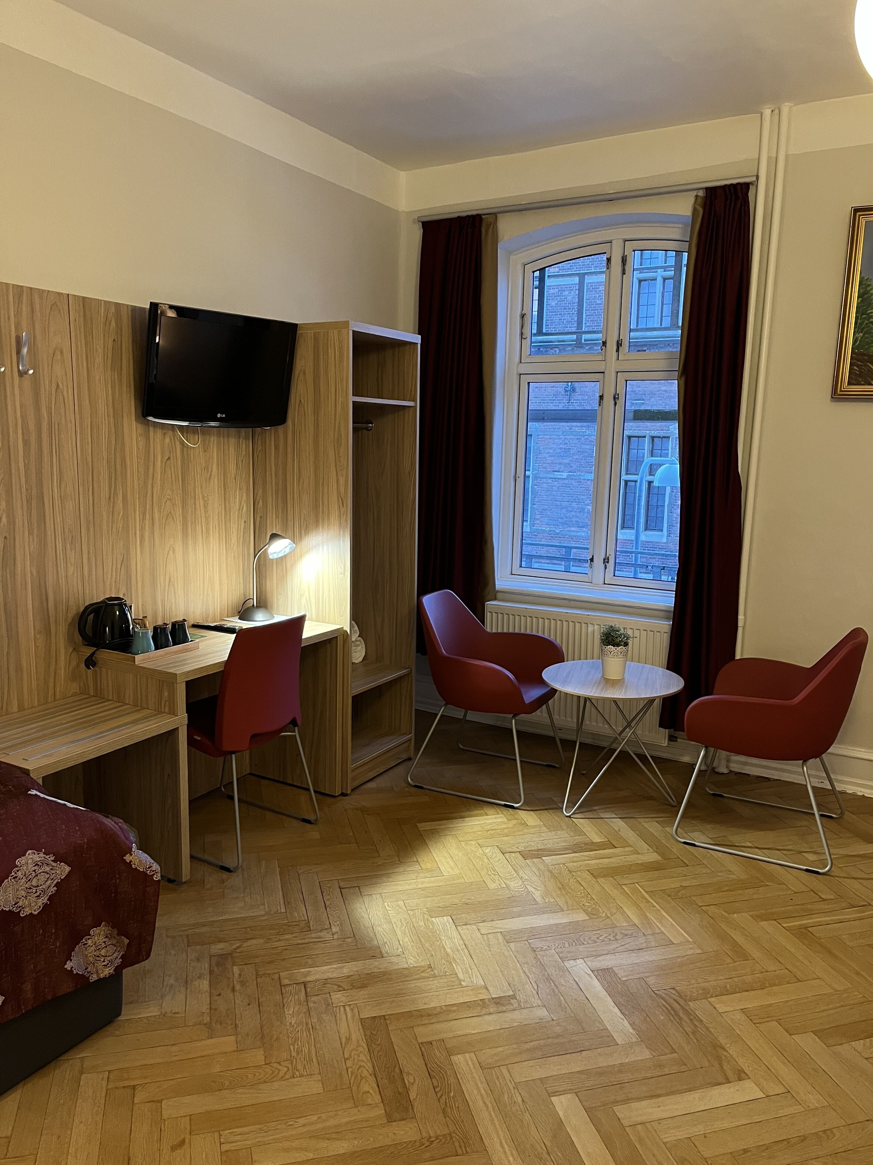 Standaard kamer | Een bureau, een strijkplank/strijkijzer, gratis wifi, beddengoed