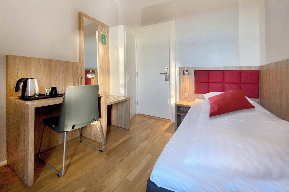 Desk, iron/ironing board (on request), WiFi (free), bed sheets