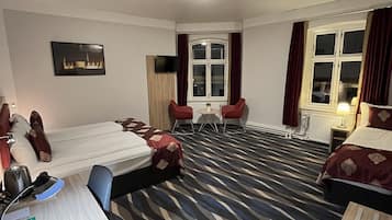 Family Room for 4 people | Desk, iron/ironing board, free WiFi, bed sheets