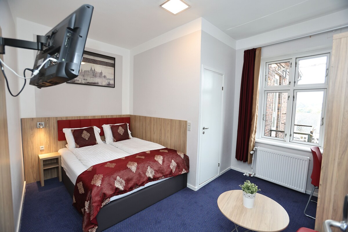 Desk, iron/ironing board (on request), WiFi (free), bed sheets
