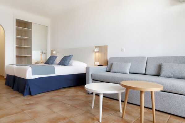 In-room safe, blackout curtains, free WiFi, bed sheets