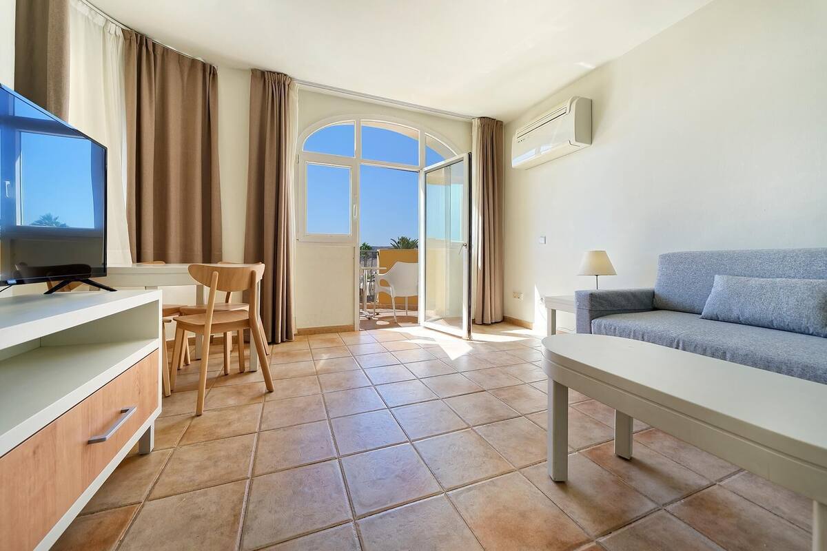 2 bedrooms, in-room safe, blackout curtains, free WiFi