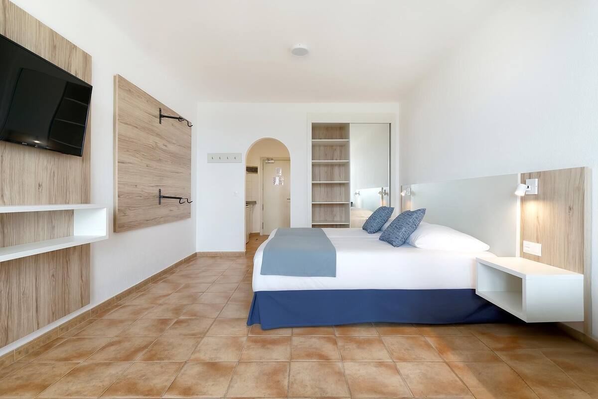 2 bedrooms, in-room safe, blackout curtains, free WiFi