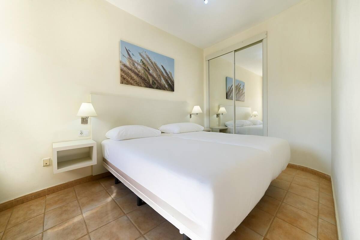 2 bedrooms, in-room safe, blackout curtains, free WiFi