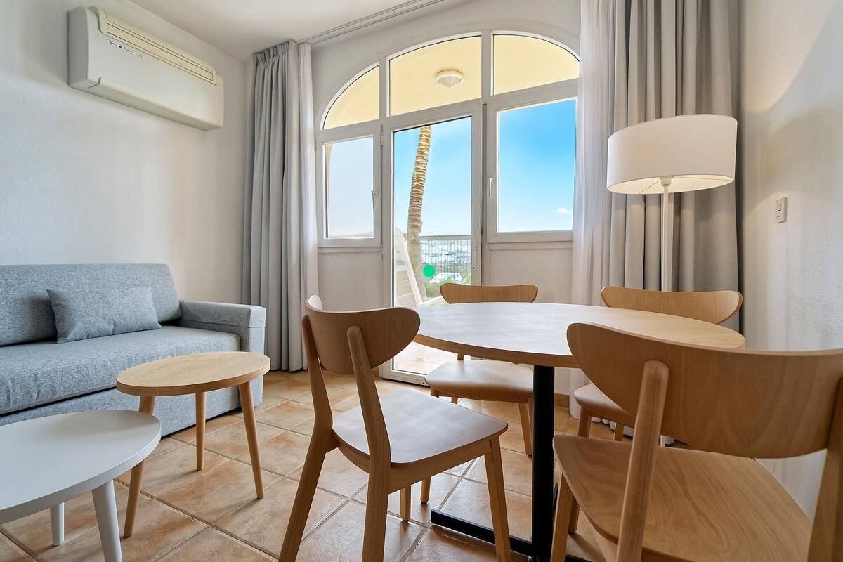 2 bedrooms, in-room safe, blackout curtains, free WiFi
