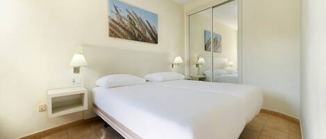 2 bedrooms, in-room safe, blackout curtains, free WiFi