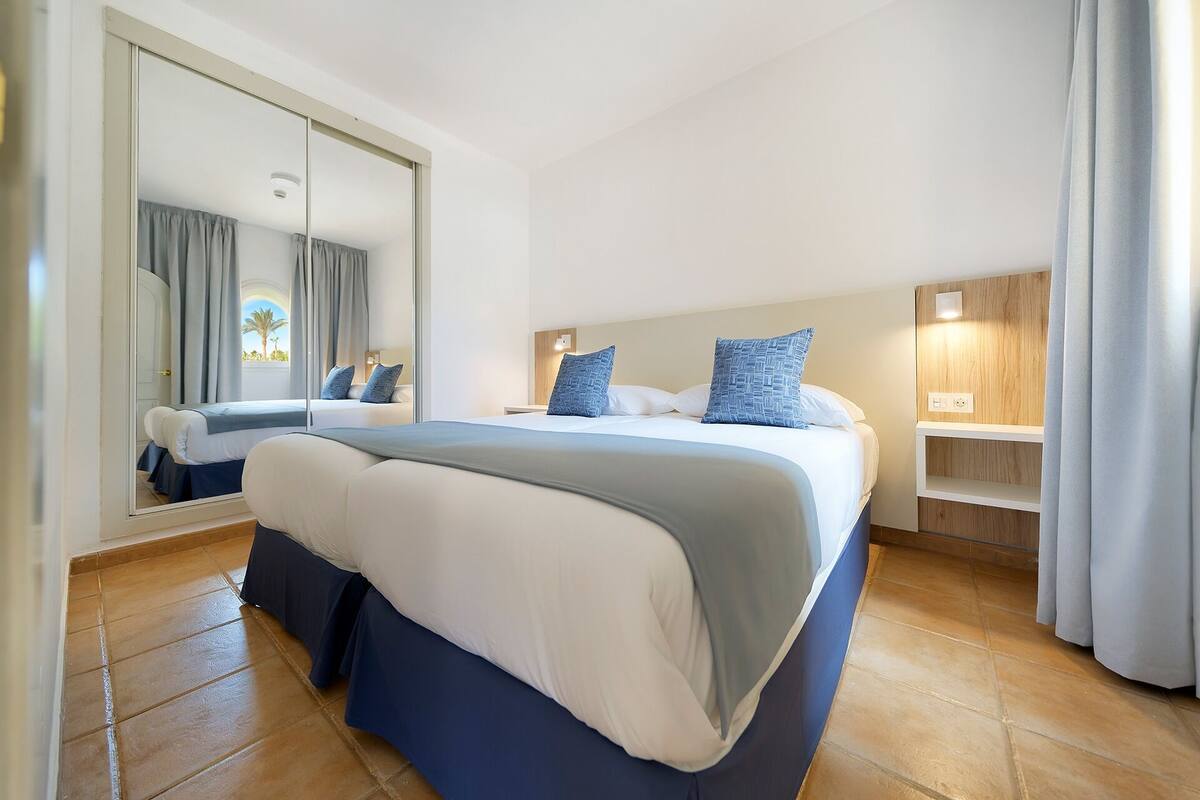 In-room safe, blackout curtains, free WiFi, bed sheets