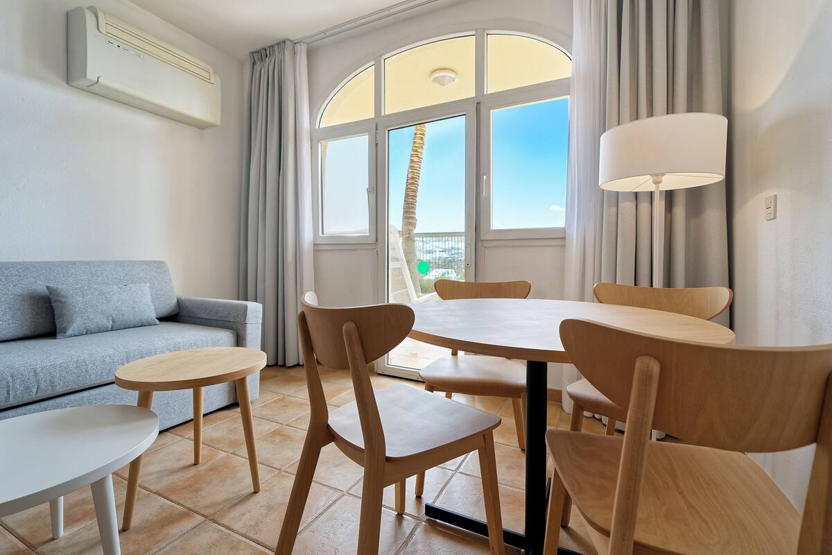 2 bedrooms, in-room safe, blackout drapes, free WiFi