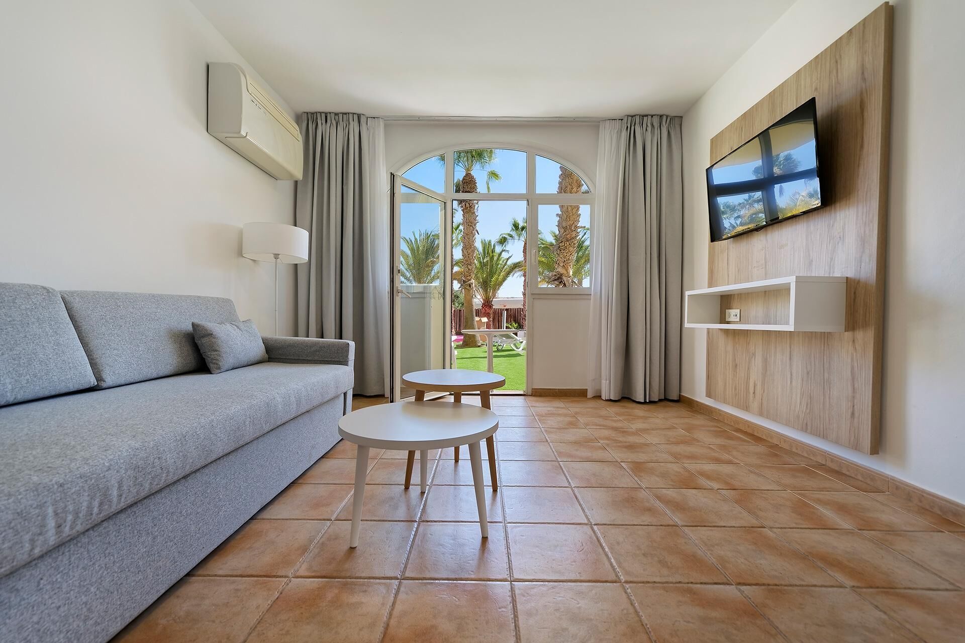 Een 30-inch flatscreentelevisie met digitale zenders en televisie