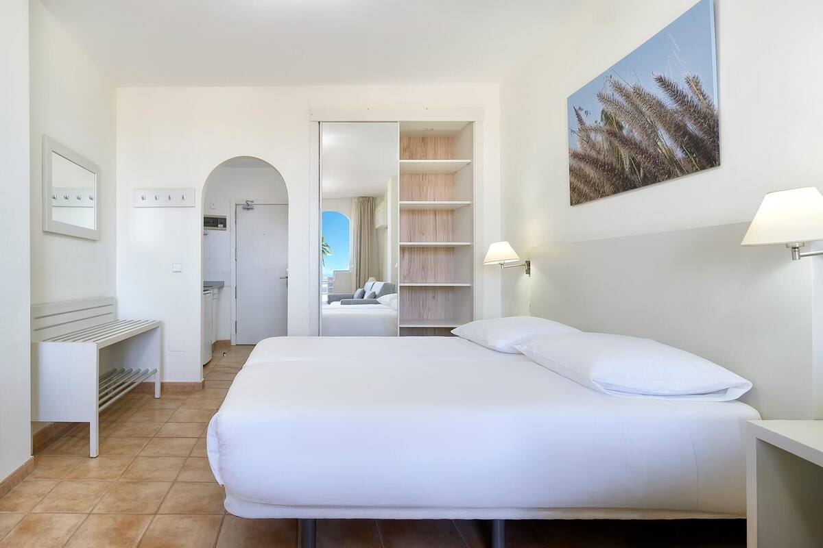 2 bedrooms, in-room safe, blackout curtains, free WiFi