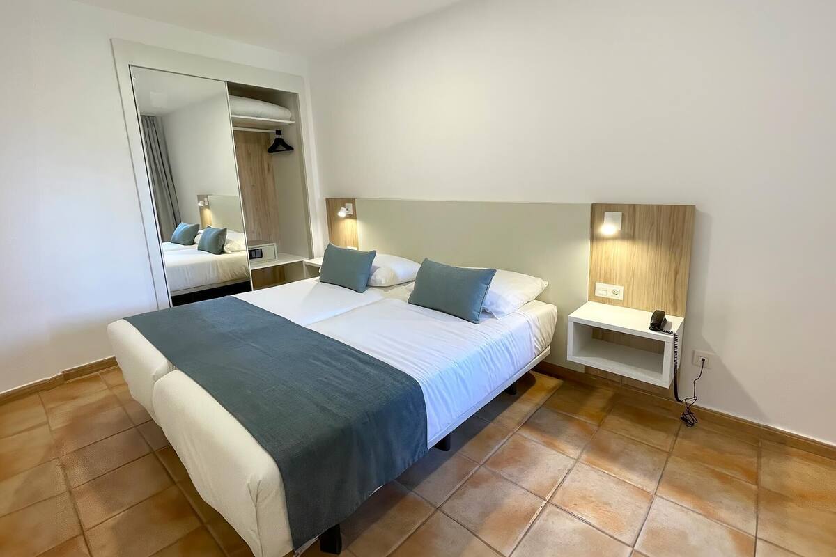 2 bedrooms, in-room safe, blackout curtains, free WiFi
