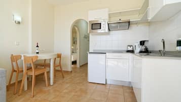 2 bedrooms, in-room safe, blackout curtains, free WiFi
