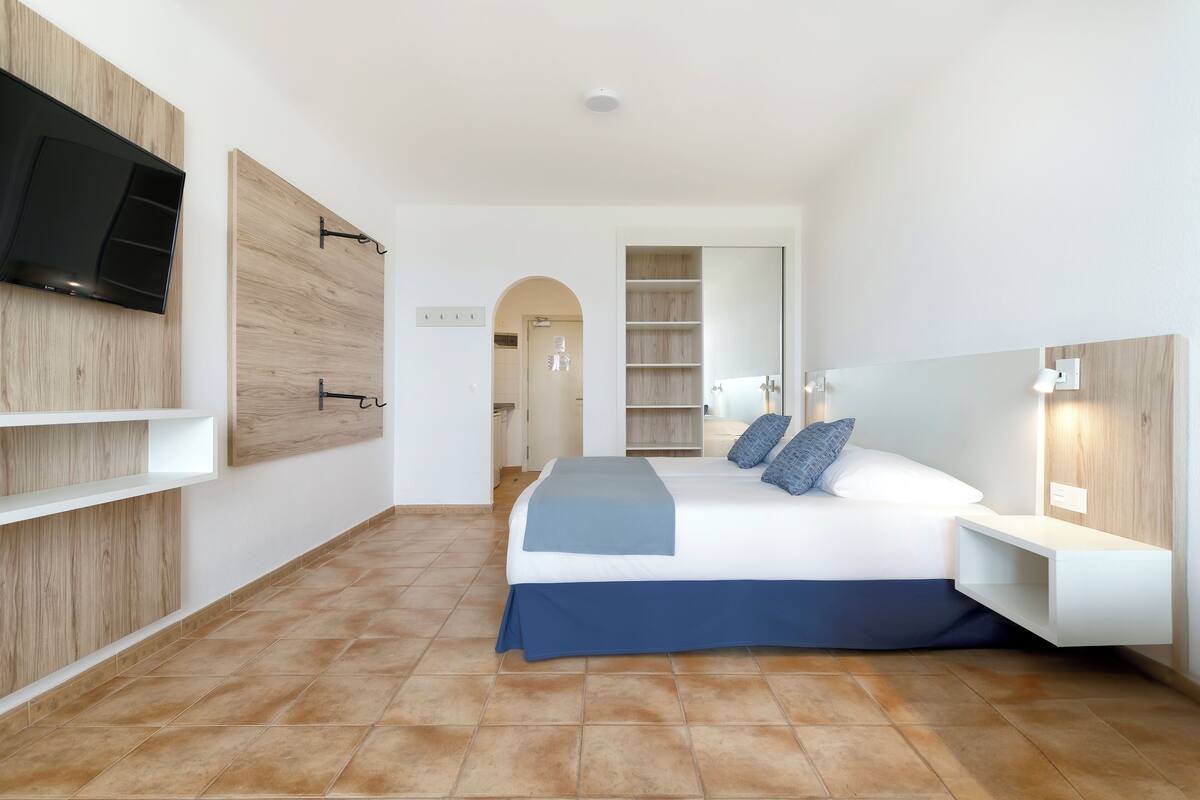 2 kamar tidur, brankas, tirai kedap cahaya, dan Wi-Fi gratis