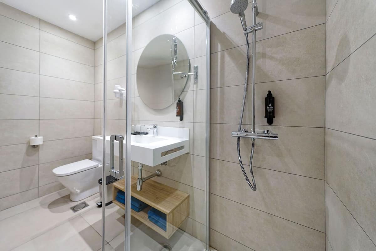 SĂšche-cheveux, serviettes fournies, savon, papier toilette