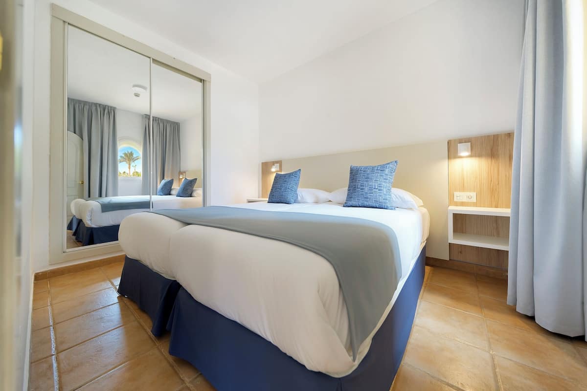 2 bedrooms, in-room safe, blackout drapes, free WiFi