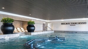 A modern indoor pool area with a sign reading 'RELAIS THALASSO.' - Relais Thalasso île de Ré - Hôtel Atalante (Sainte-Marie-de-Re)
