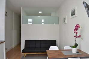 Departamento, vista parcial al mar | Área de sala de estar