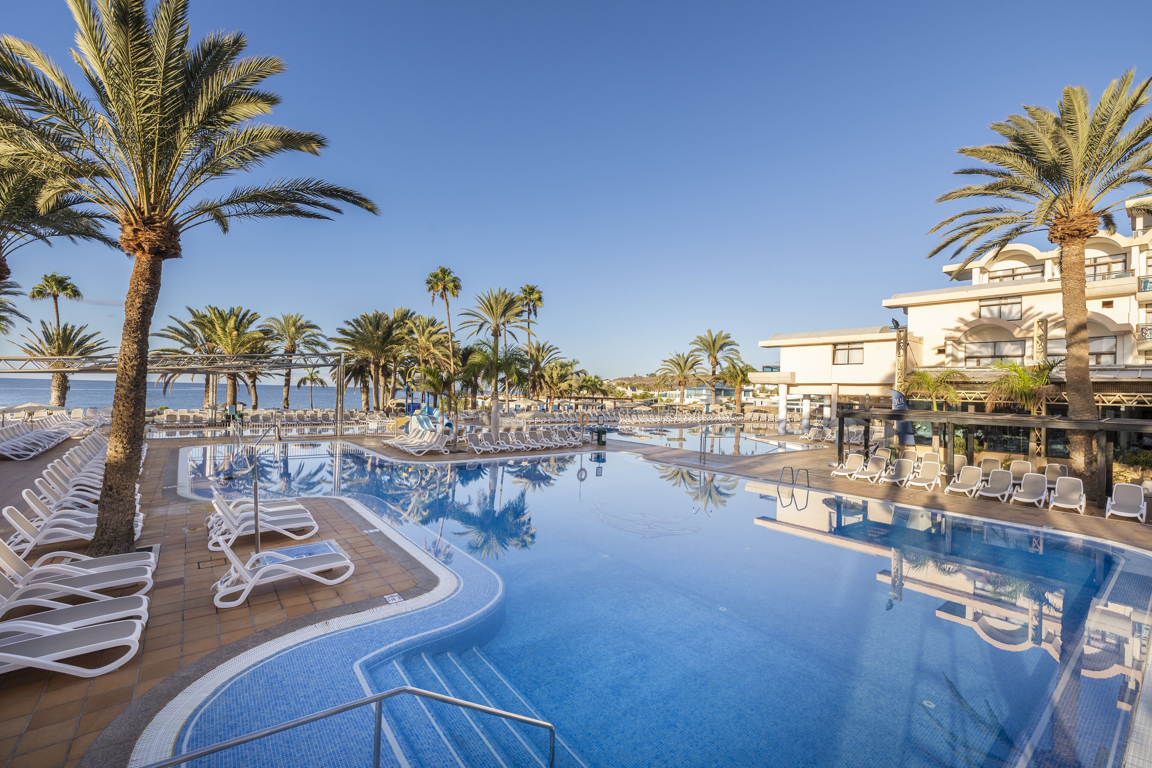 4 outdoor pools, open 9:00 am to 7:00 pm, pool umbrellas, pool loungers