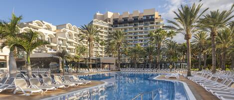 4 outdoor pools, open 9:00 AM to 7:00 PM, pool umbrellas, pool loungers