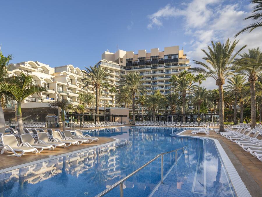 4 piscinas al aire libre (de 09:00 a 18:00), sombrillas, tumbonas