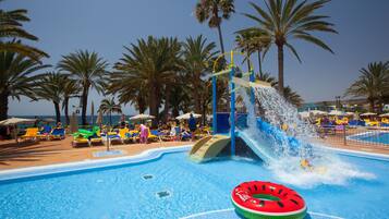 4 buitenzwembaden, parasols voor strand/zwembad