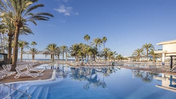 4 buitenzwembaden, parasols voor strand/zwembad