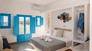 Ein Schlafzimmer mit Bett, Kleiderschrank, Badezimmer und Balkon.