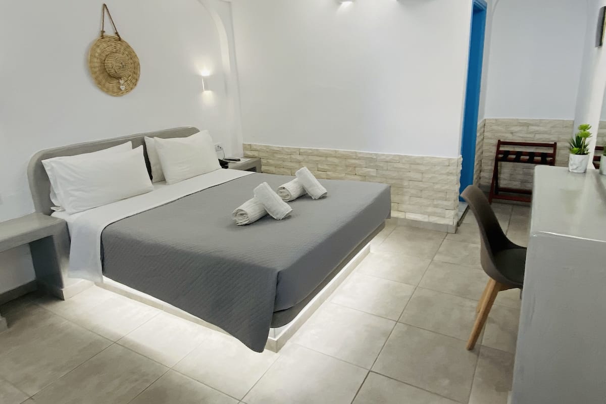 In-room safe, soundproofing, iron/ironing board, bed sheets