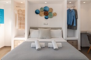 Deluxe with Outdoor Private Hot tub | Brankas, kedap suara, setrika/meja setrika, dan seprai linen