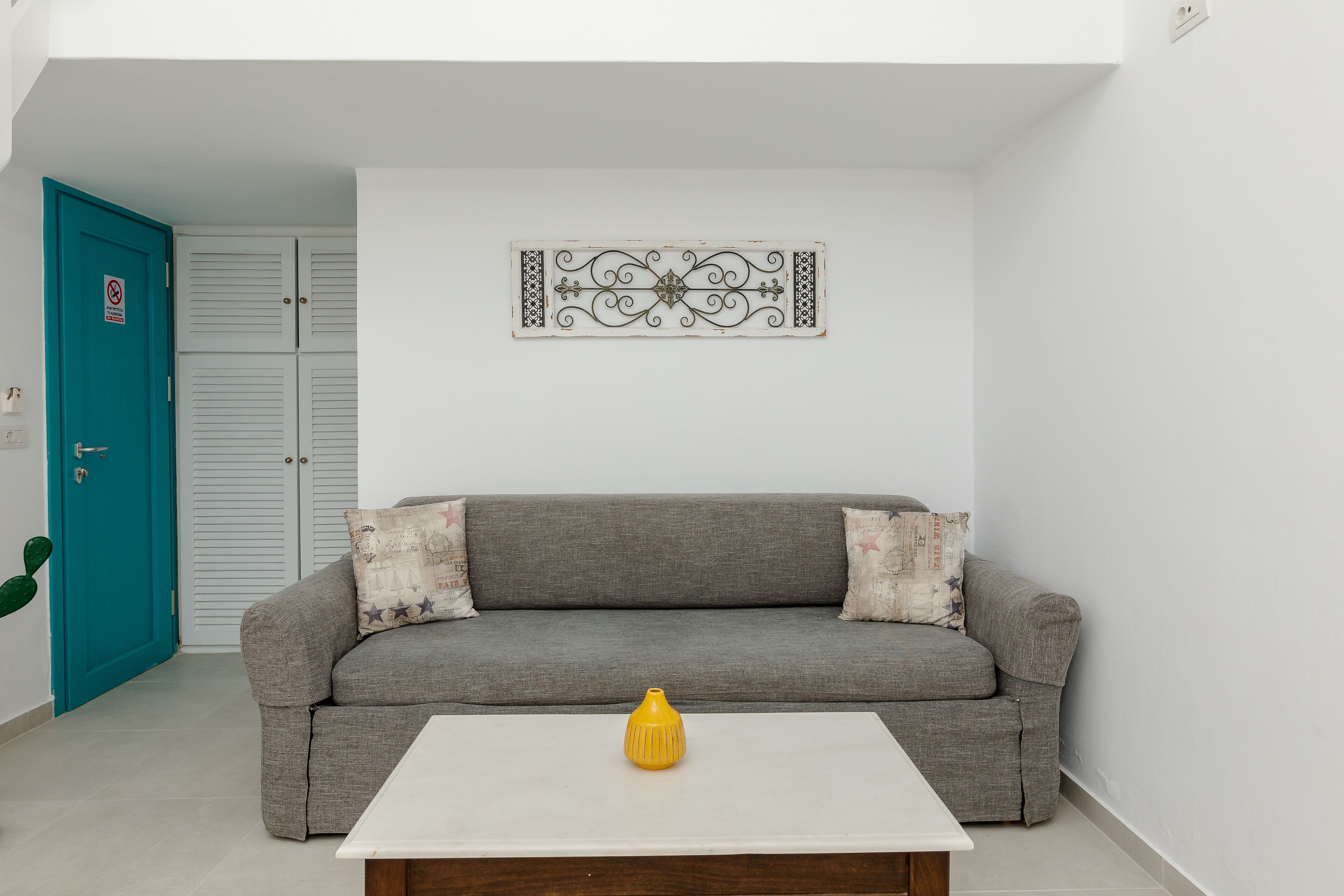 superior room, 1 queen bed, sea view | living area | 25-inch flat-screen tv with satellite channels, tv, books