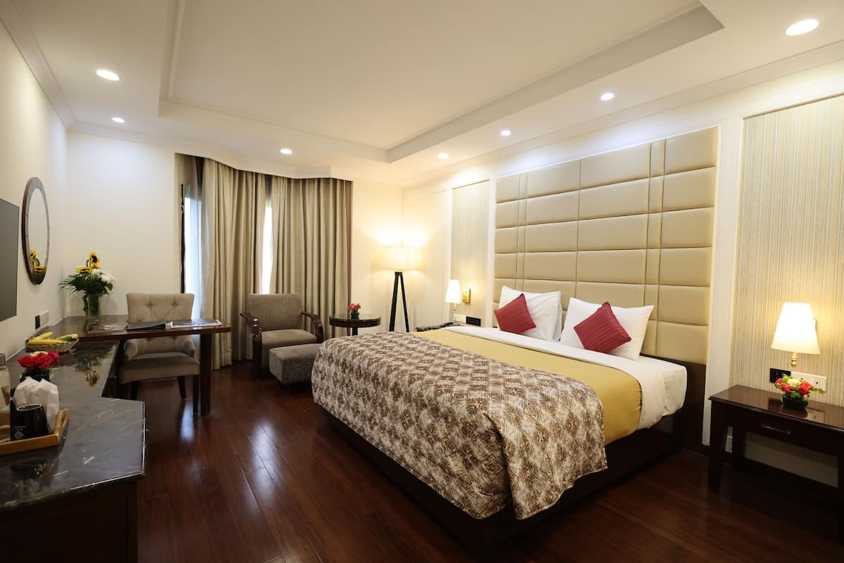 Executive Room | 2 bedrooms, in-room safe, desk, laptop workspace